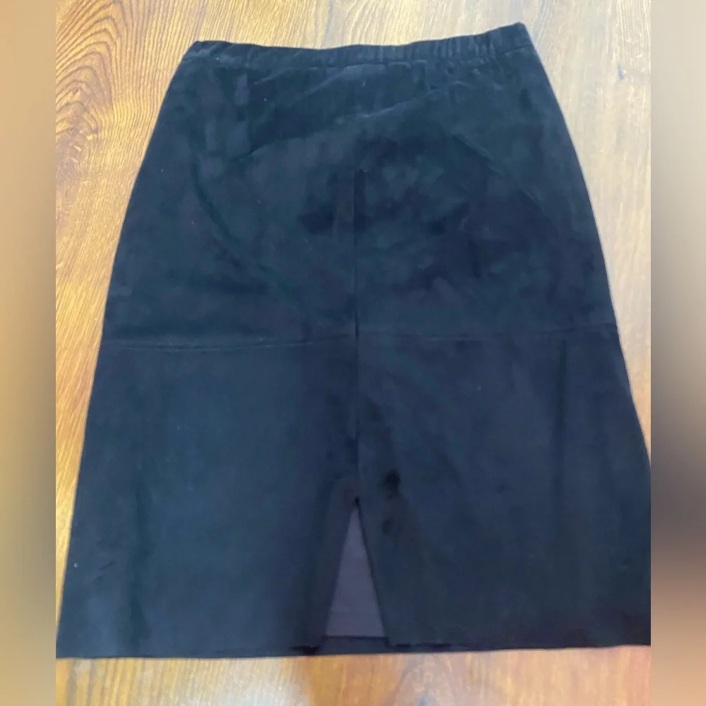 🌷 Tristan 🌷 Black Soft Suede Velvet Feel Knee Length Skirt NWOT - Picture 3 of 7